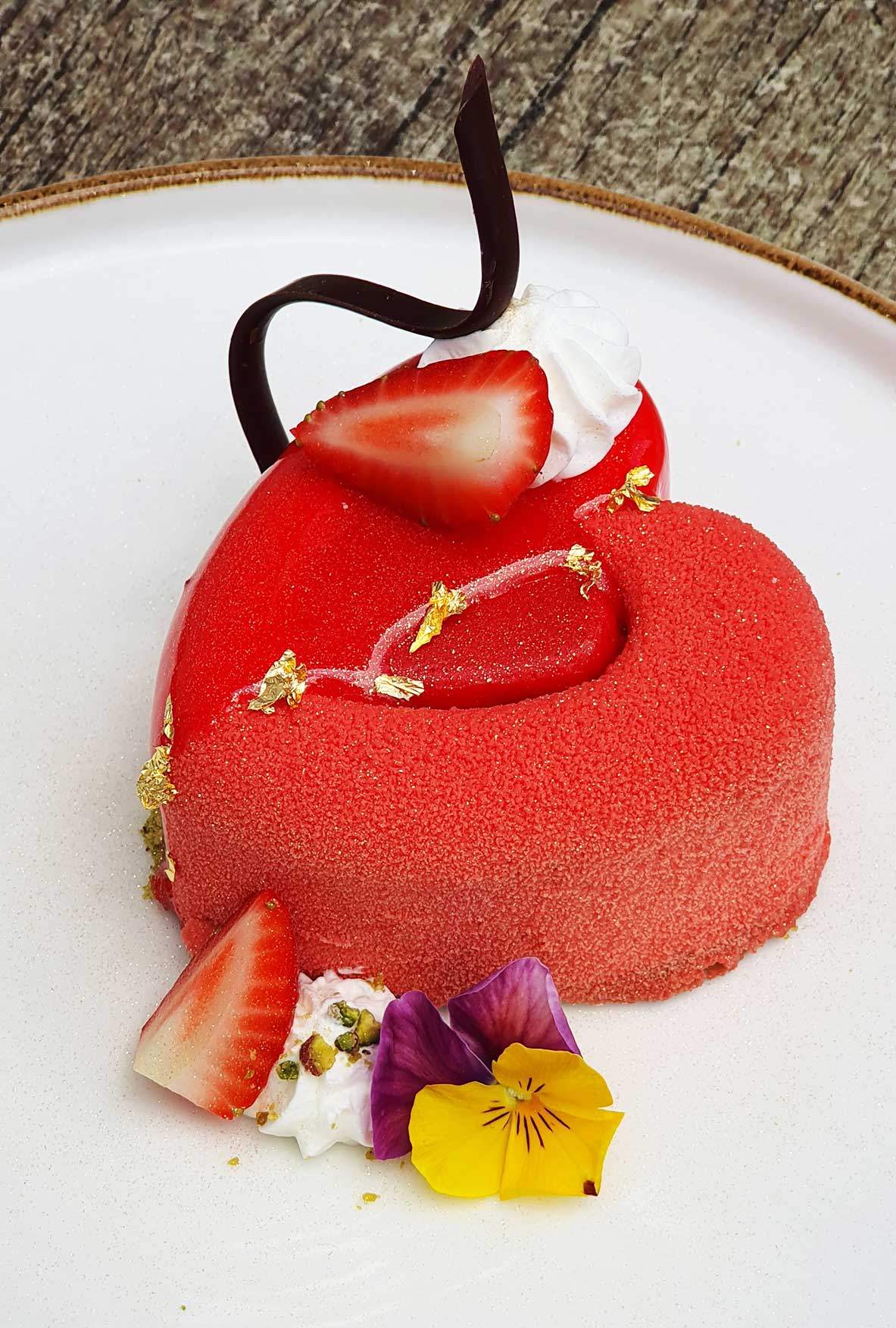 Bársonyfújásos csokis epertorta